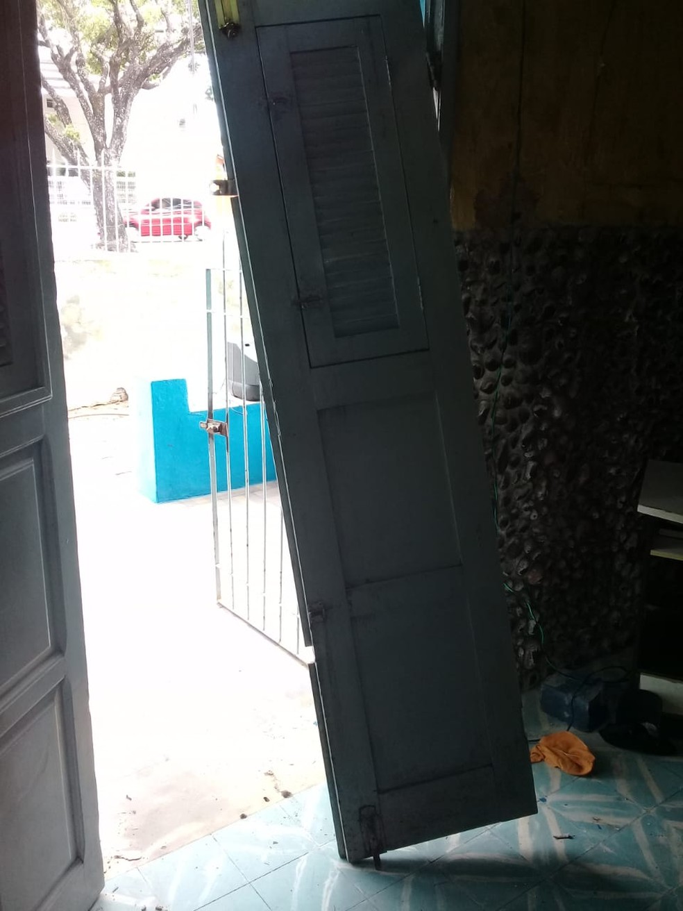 Porta da frente da Escola Estadual C&ocirc;nego Monte tamb&eacute;m foi derrubada &mdash; Foto: Redes sociais