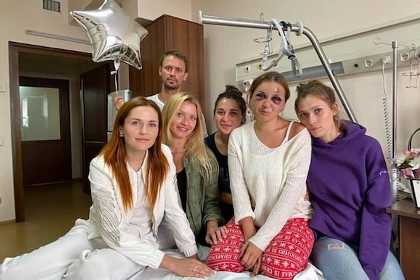 A apresentadora de TV Anastasia Lugova com familiares e amigos no hospital (Foto: Facebook)