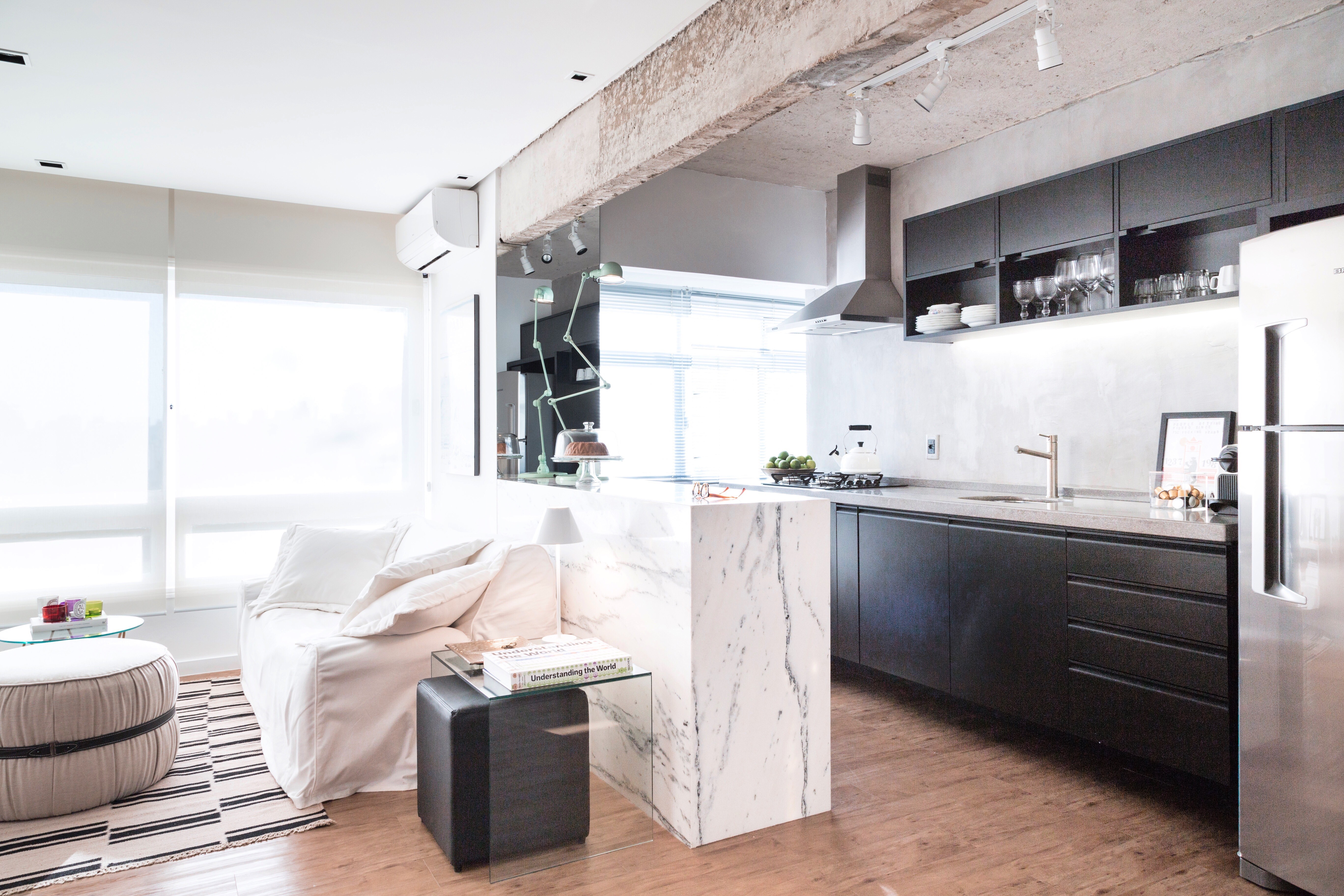 Cozinha integrada com bancada de mármore é destaque em apê de 60 m² (Foto: Marcelo Donadussi)