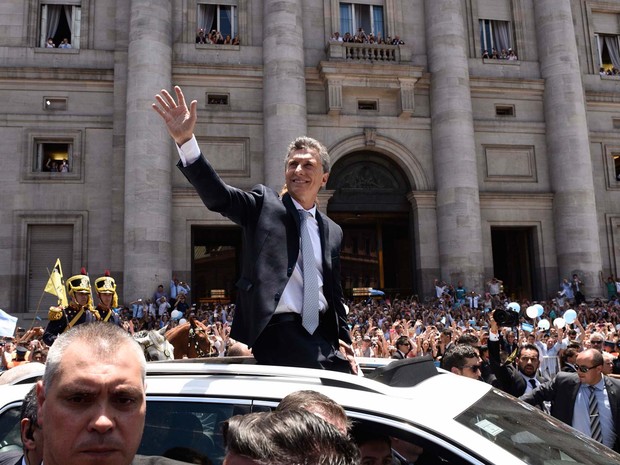 Mauricio Macri desfila em carro ao chegar na Casa Rosada depois de ser empossado presidente nesta quinta-feira (10) (Foto: AP Photo/Maria Eugenia Cerutti)