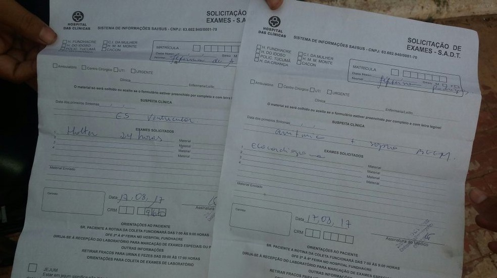 Mãe mostra os exames que o filho precisa fazer em Rio Branco (Foto: Arquivo da família)
