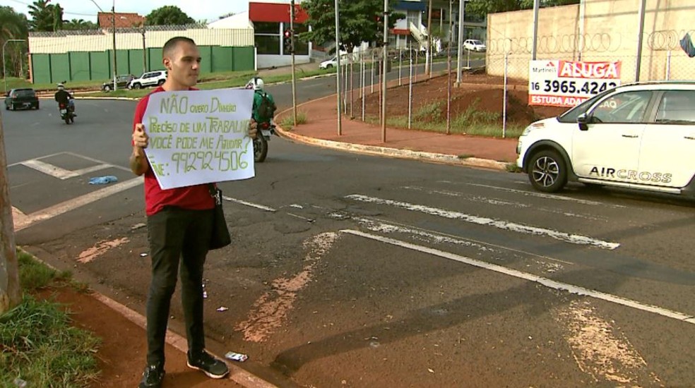 Gabriel Chiarelli de Oliveira, de 22 anos, procura emprego no semÃ¡foro em RibeirÃ£o Preto (SP) â Foto: ReproduÃ§Ã£o/EPTV
