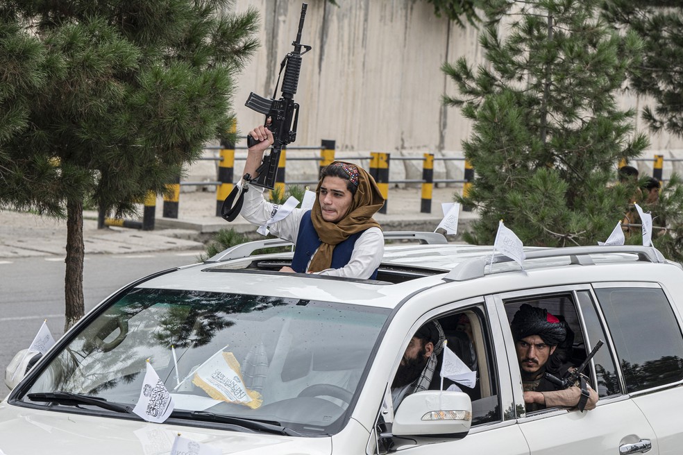 Integrantes do Talibã desfilam por ruas de Cabul com armas para festejar o primeiro ano do regime no poder do Afeganistão, em 15 de agosto de 2022. — Foto: AFP
