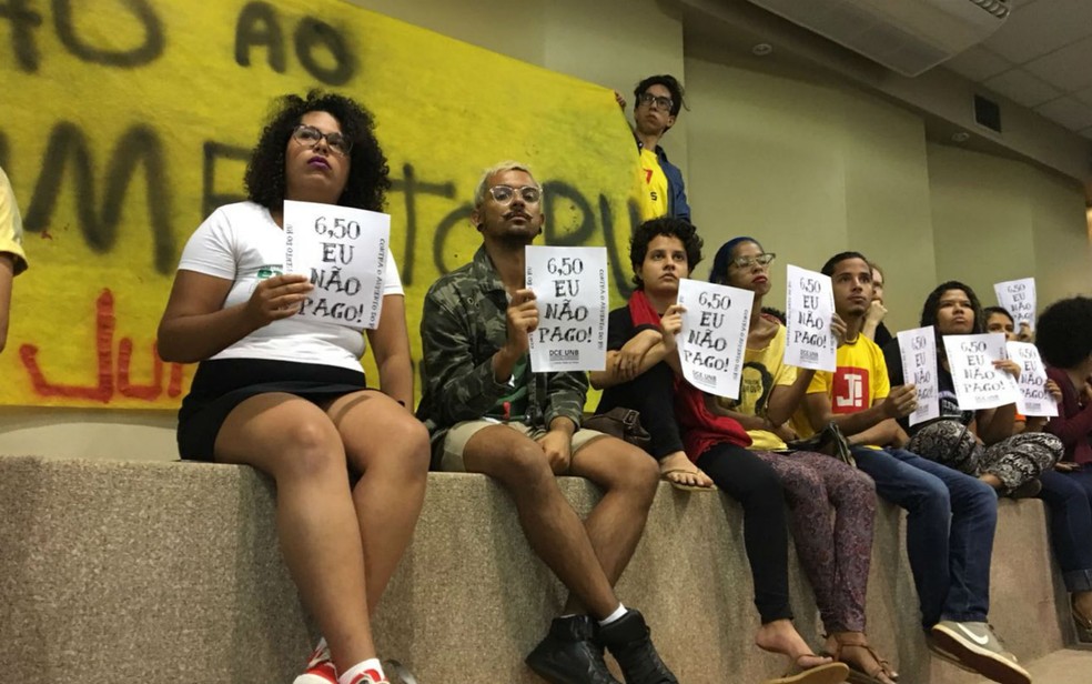 Estudantes da Universidade de Brasília (UnB) em ato contra aumento do preço no restaurante universitário.  (Foto: Larissa Batista/G1 )