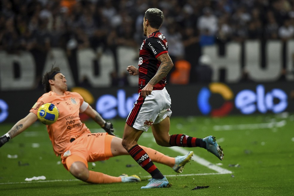 Pedro desperdiça uma das 18 finalizações que o Flamengo teve contra o Corinthians — Foto: Marcelo Cortes/Flamengo