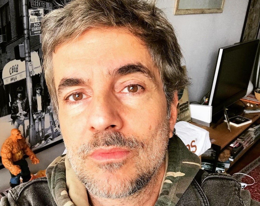 Galã dos anos 2000, Rodrigo Veronese assumiu visual grisalho (Foto: Reprodução/Instagram)