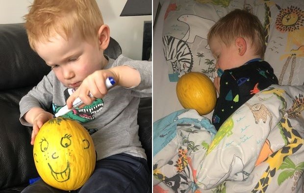 Jaime, 4 anos, passou a dormir a noite toda graças à um melão (Foto: Reprodução/Mirror)