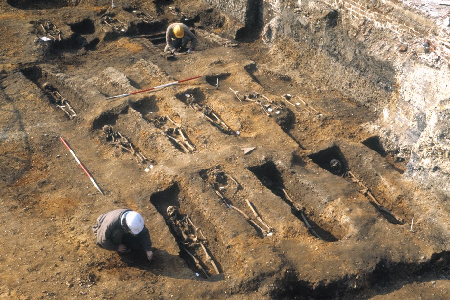 Pesquisadores extraíram DNA dos restos mortais de pessoas enterradas em massa em 1348 e 1349 durante a peste negra em Londres..