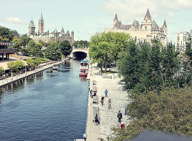 Passeio às margens do rio, em Ottawa: a capital canadense tem uma população formada por imigrantes dos cinco continentes (Foto: Cíntia Marcucci / Editora Globo)