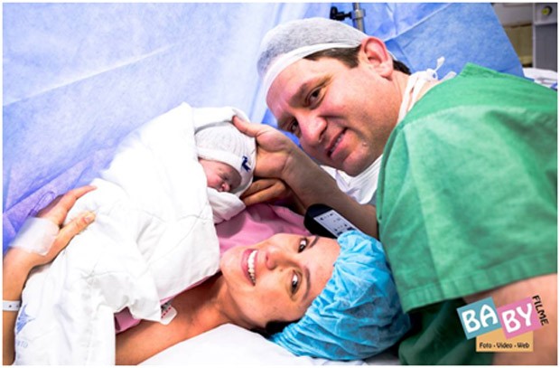 Roberta e Vilmar com a filha, Maria Clara, após o parto: filha nasceu no mesmo hospital onde ela fez última cirurgia (Foto: Arquivo pessoal)