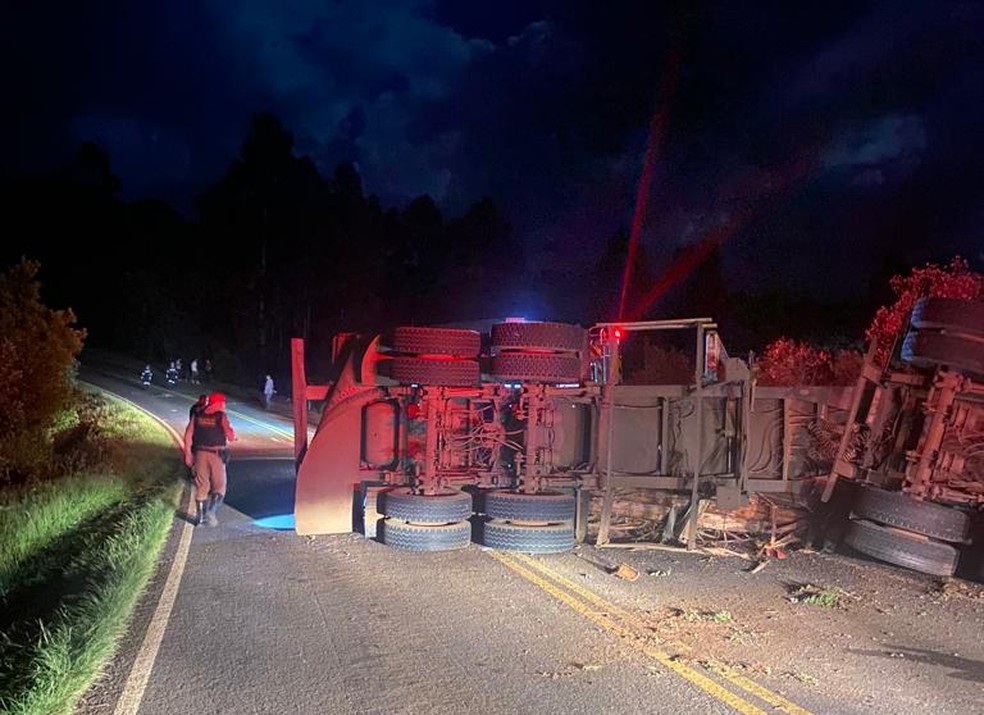 Cinco pessoas morrem após acidente entre carros e caminhão carregado de toras — Foto: PRE