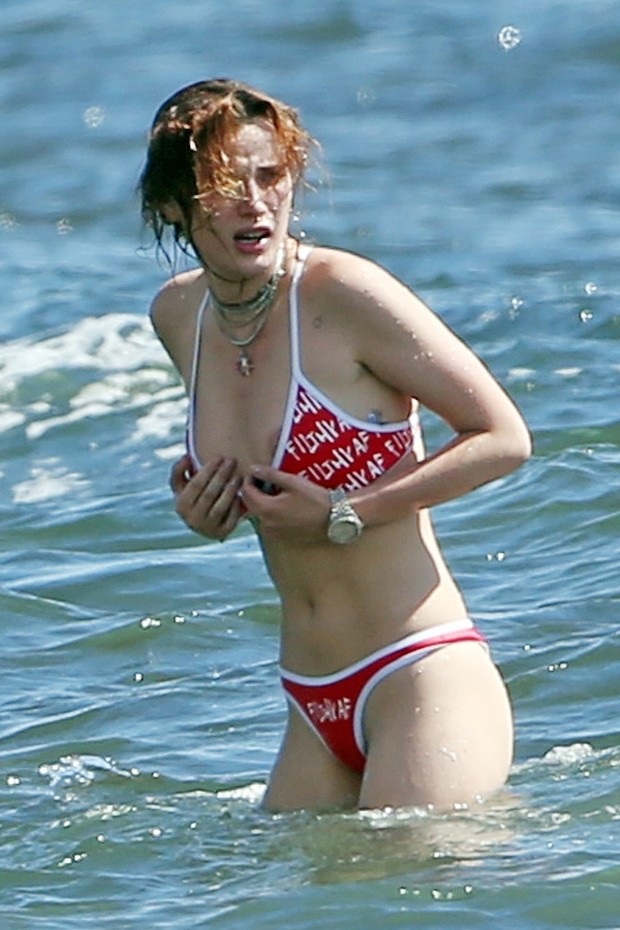 Maui, HI  - *EXCLUSIVE* **WEB MUST CALL FOR PRICING** Bella Thorne suffers a bikini malfunction on a swim in Maui. The actress is in Hawaii with her sister Dani and boyfriend Mod Sun, and a group of friends. Bella wasted no time in hitting the tropical oc (Foto: Chaos / BACKGRID)
