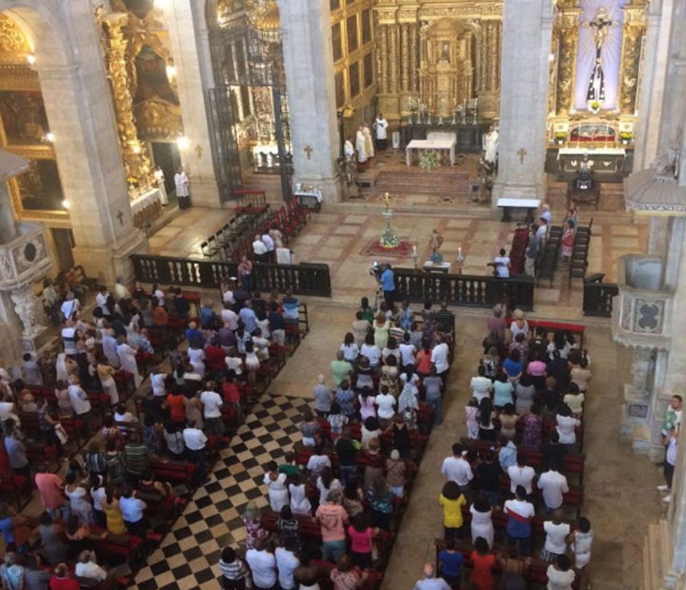 Fiéis se reúnem em missa de Páscoa na Catedral Basílica de Salvador — Foto: Georgina Maynart/TV Bahia