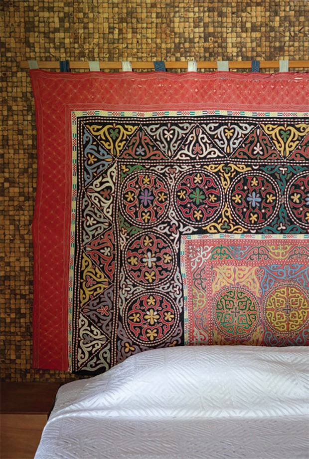Usado como cabeceira da cama de Thereza, espécie de tear que decora as paredes das yurts no deserto da Mongólia.  (Foto: André Klotz)