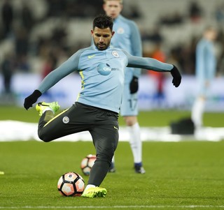 Agüero aquece antes do jogo do Manchester City (Foto: Reuters / John Sibley)