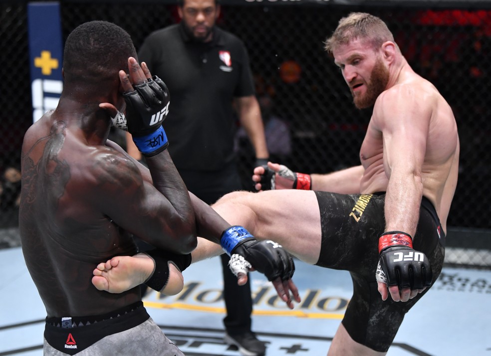 Jan Blachowicz venceu Israel Adesanya por decisão unânime (49-46, 49-45 e 49-45) — Foto: Getty Images