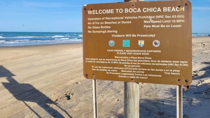 Praia de Boca Chica fica a 40 quilômetros de Brownsville (Foto: ANALÍA LLORENTE via BBC News)