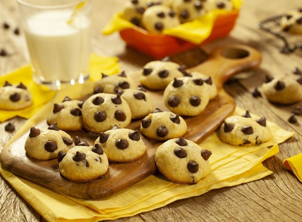 Receita de cookies de leite em pó com gotas de chocolate  (Foto: Nestlé / Divulgação)
