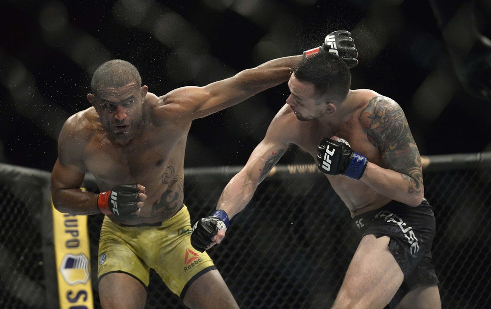 James Krause acerta um golpe em Serginho Moraes no UFC São Paulo — Foto: Marcos Ribolli