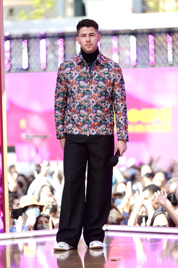 LOS ANGELES, CA - MAY 23:  2021 BILLBOARD MUSIC AWARDS -- Pictured: Host Nick Jonas of Jonas Brothers speaks onstage during the 2021 Billboard Music Awards held at the Microsoft Theater on May 23, 2021 in Los Angeles, California. --  (Photo by Emma McInty (Foto: NBCU Photo Bank via Getty Images)