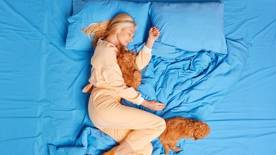 Dormir com pets na cama faz bem para a saúde? Especialistas explicam