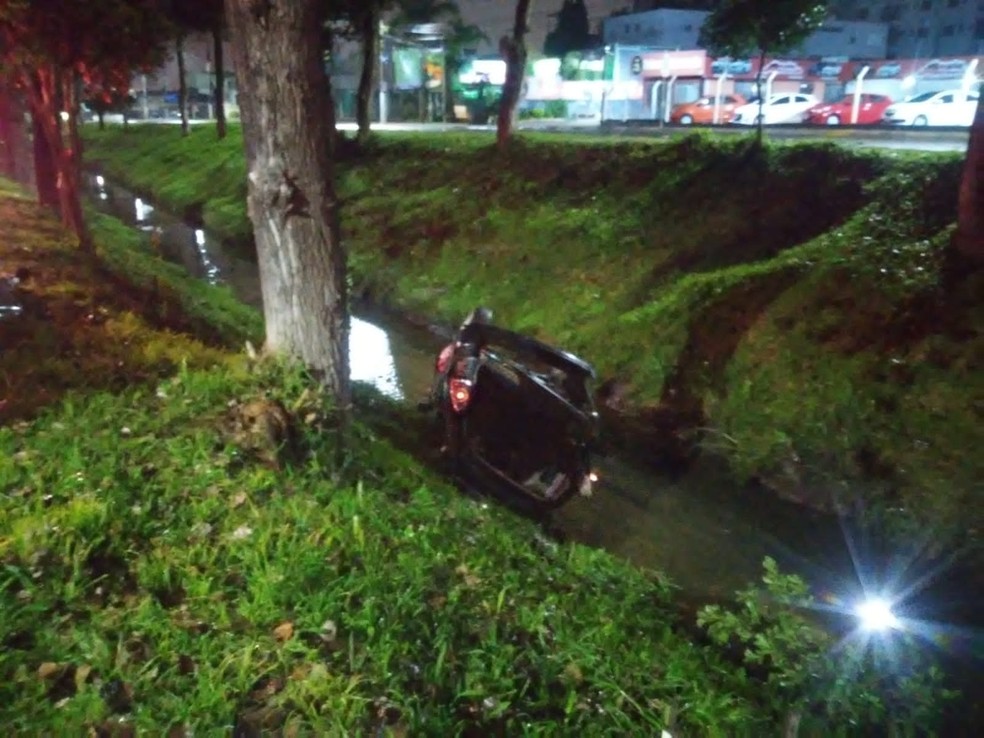 Veículo capotou em rio, em Lages — Foto: Corpo de Bombeiros Militar/ Divulgação 
