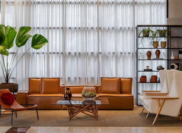 Ainda no lobby do hotel, à direita está a cadeira BO, de Giacomo Tomazzi. No centro, a Mesa Cerrado do designer Paulo Alves (Foto: Tadeu Brunelli / Divulgação)