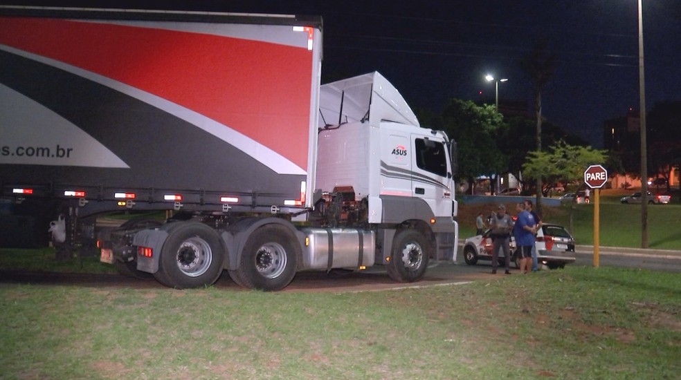 Motociclista não conseguiu frear e bateu na carreta na Avenida Nações Unidas em Bauru — Foto: Fernando Savioli/TV TEM