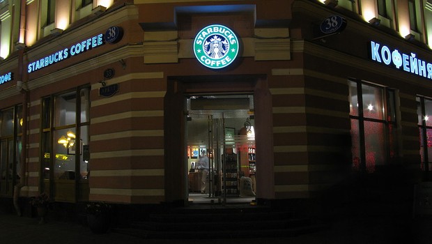 starbucks (Foto: New russian, CC BY-SA 3.0 <https://creativecommons.org/licenses/by-sa/3.0>, via Wikimedia Commons)