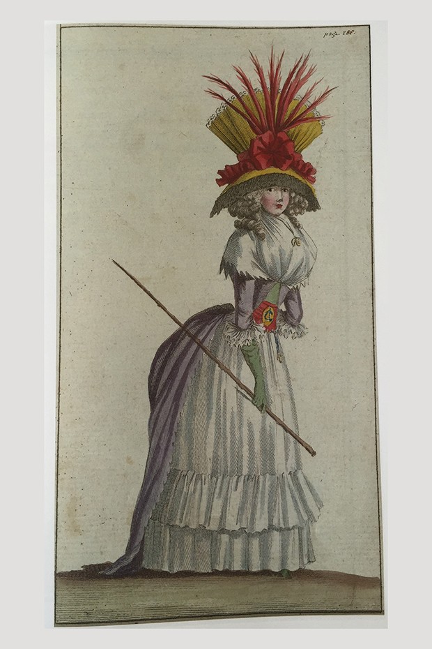 Woman wearing a demi bonnette with feathers and rosette from Magasin des Modes Nouvelles Françaises et Anglaises, November 10, 1787. Hand-coloured engraving (Foto: Rijksmuseum)