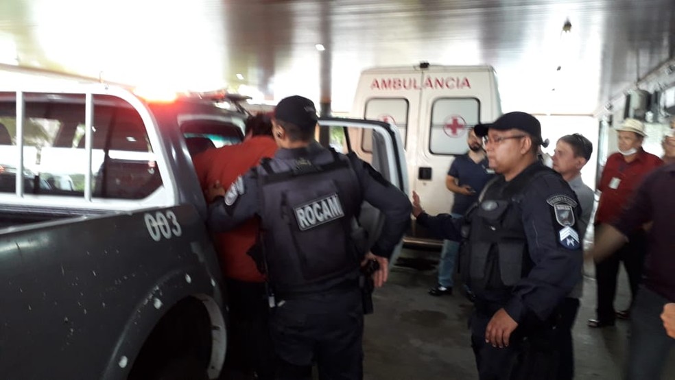 Homem que atirou em empresÃ¡rio foi levado para o hospital e em seguida preso pela polÃ­cia â€” Foto: Julianne Barreto/Inter TV Cabugi
