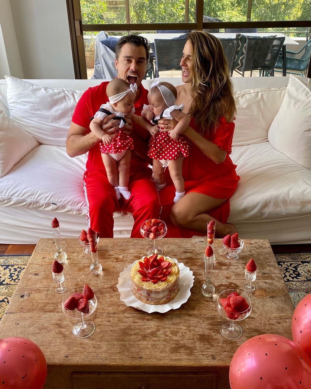 Joaquim Lopes e Marcella Fogaça celebram seis meses de filhas (Foto: Reprodução/Instagram)