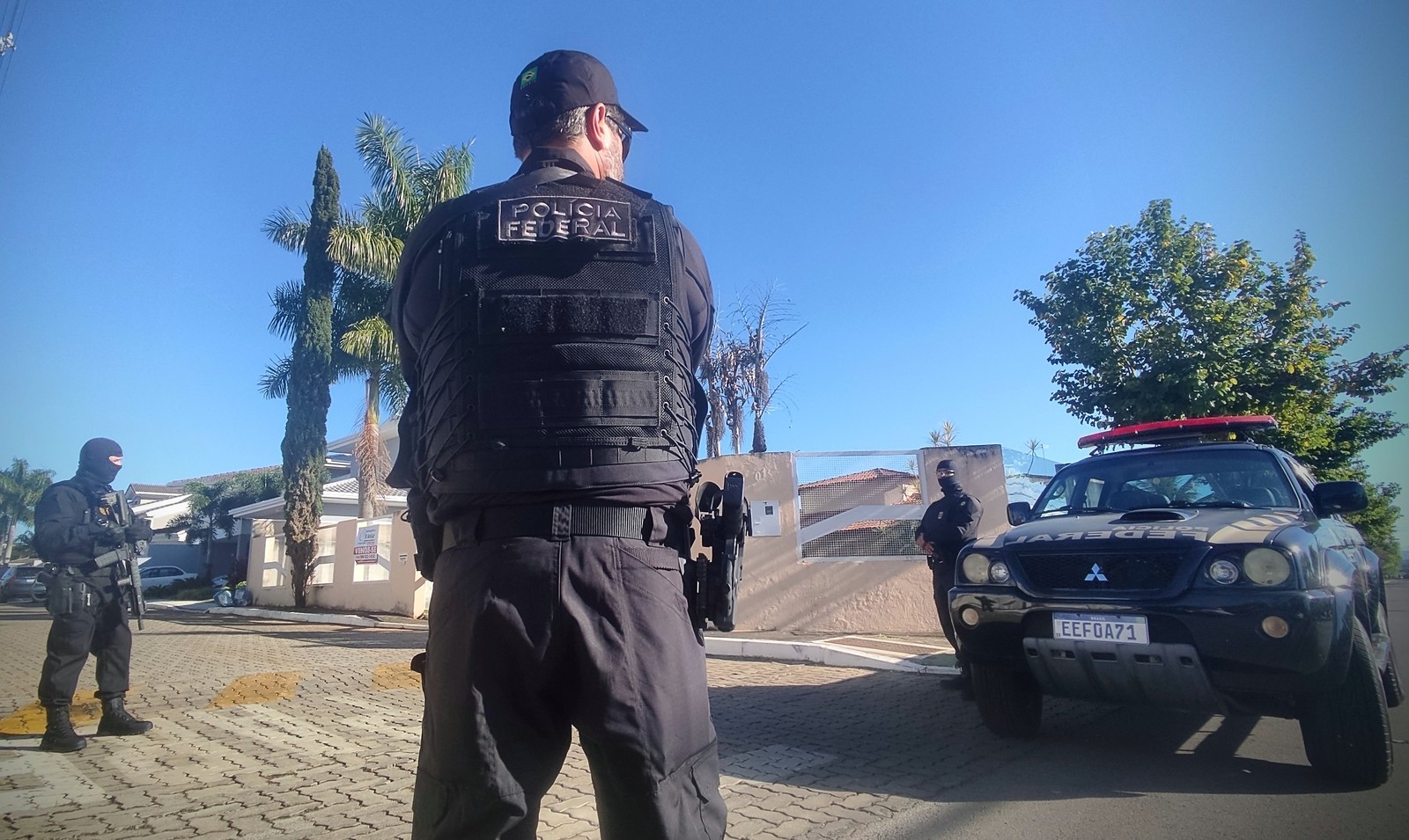 Polícia Federal faz busca e apreensão na casa do ex-presidente Jair Bolsonaro em Brasília. — Foto: Cristiano Mariz/O Globo