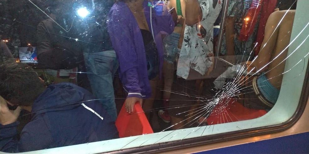 Danos causados por foliões em trens do metrô no DF — Foto: Reprodução