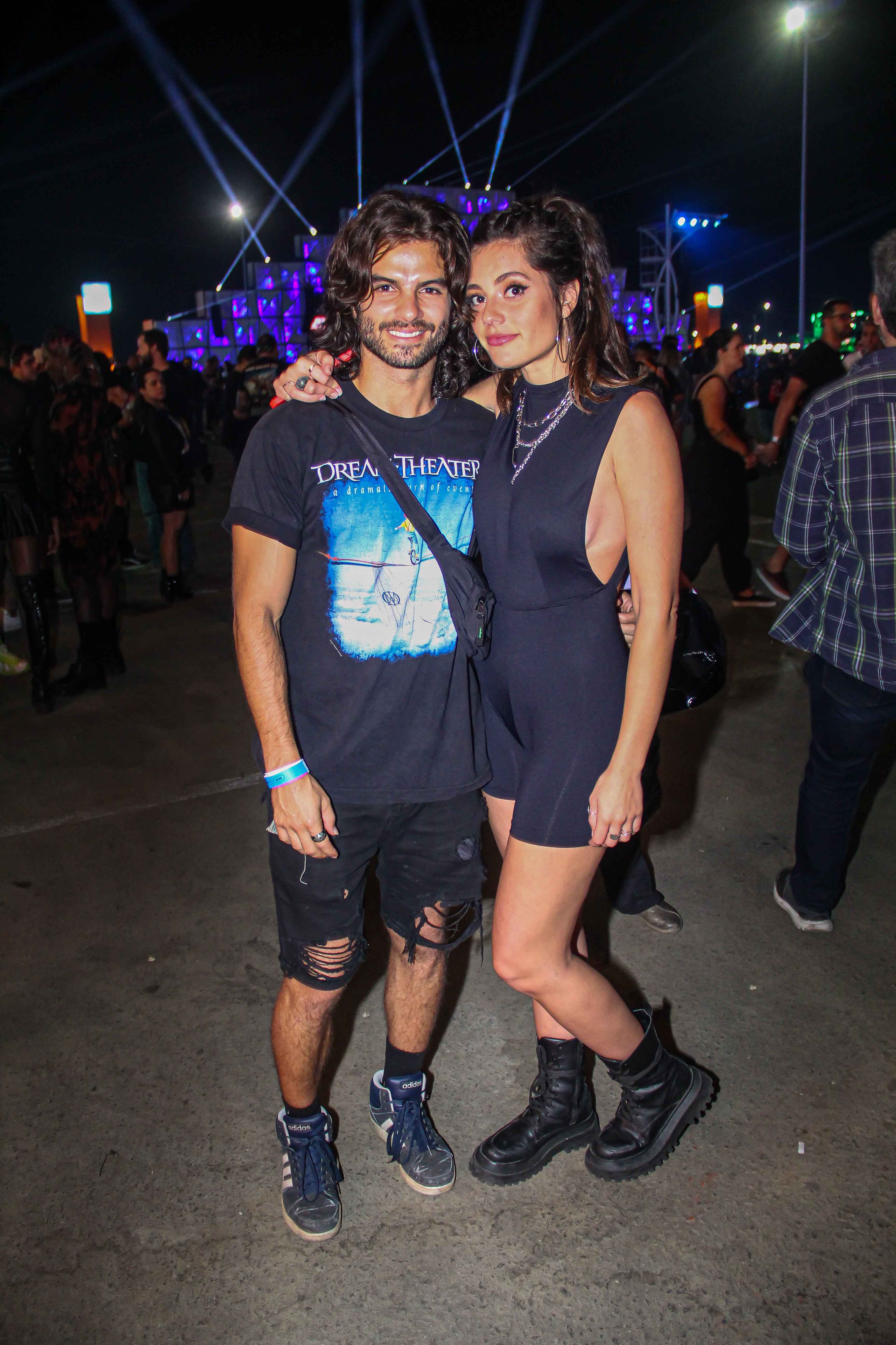 Ator Daniel Blanco com camiseta da banda 'Dream Theater' ao lado da namorada Anna Rita (Foto: Marcos Ferreira/Brazil News)