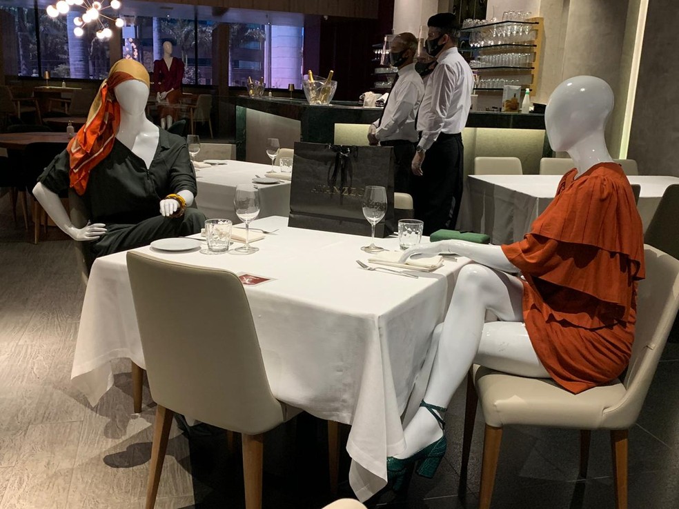 Restaurante de Brasília colocou manequins em mesas para manter o distanciamento social  — Foto: Brenda Ortiz/G1 DF