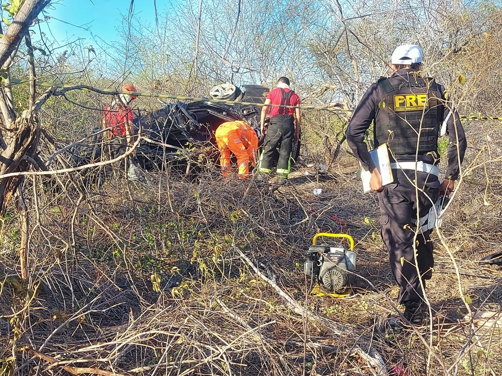 Capotamento aconteceu na madrugada deste domingo, 12, na RN-012, em Grossos. &mdash; Foto: Cedida