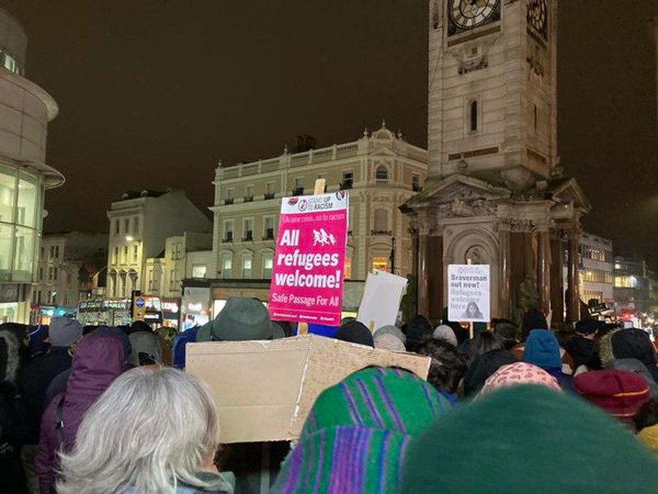 Habitantes de Brighton, no Reino Unido, protestam contra política britânica de proteção a menores em busca de asilo