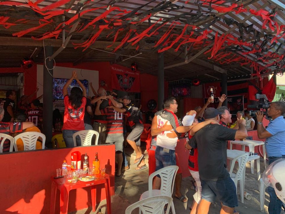 Torcida do Flamengo acompanha jogo em bar no bairro da Torre, em João Pessoa — Foto: Lucas Barros/GloboEsporte.com