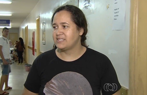 Mordida por um gato, Rosana Aparecida Meireles não consegue vacina antirrábica, em Goiás (Foto: Reprodução/TV Anhanguera)