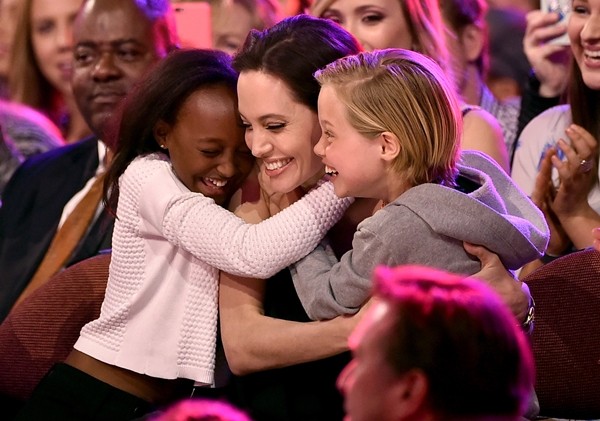 Angelina Jolie e suas filhas Zahara e Shiloh comemoram o prêmio da atriz de Melhor Vilã no Kid's Choice Awards deste sábado (28/03) (Foto: Getty Images)