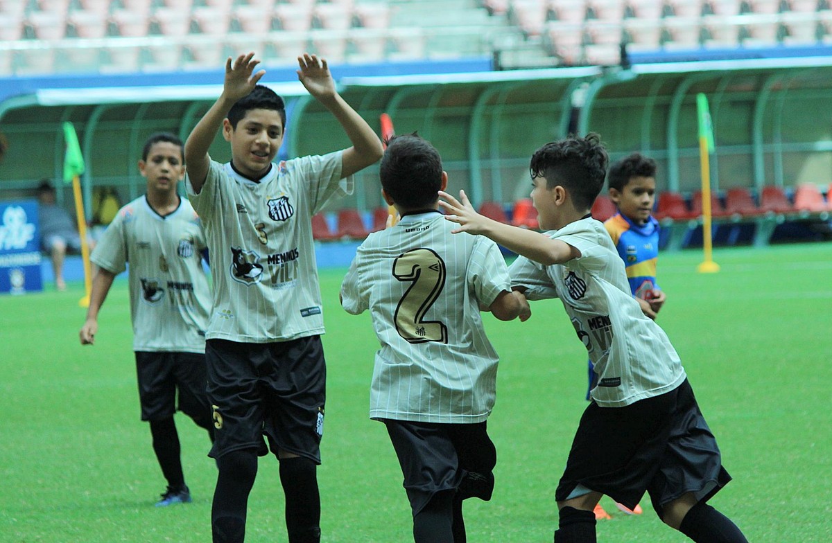 Escolinha do Santos goleia o Real Manaus por 6 a 0 e lidera o Amazonense Sub11 am ge