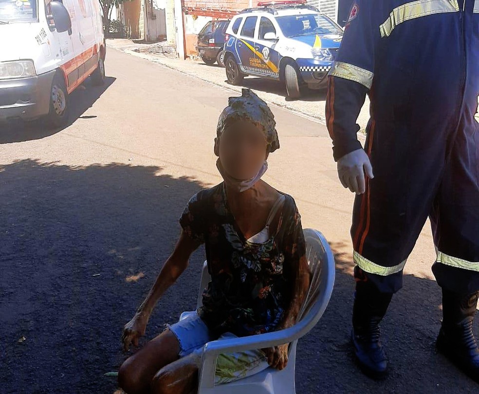 Mulher foi achada com litros de cola de sapateiro pelo corpo — Foto: Arquivo Pessoal