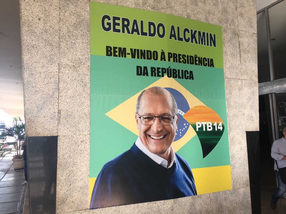 Cartaz anuncia apoio do PTB à pré-candidatura de Alckmin (Foto: Gustavo Garcia, G1)
