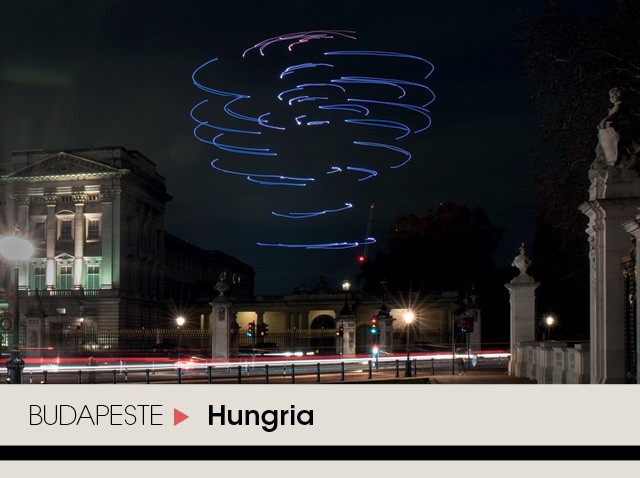 A empresa Collmot, de Budapeste, largou na frente nesse nascente mercado de entretenimento com drones realizando desenhos luminosos no céu (Foto: Divulgação)