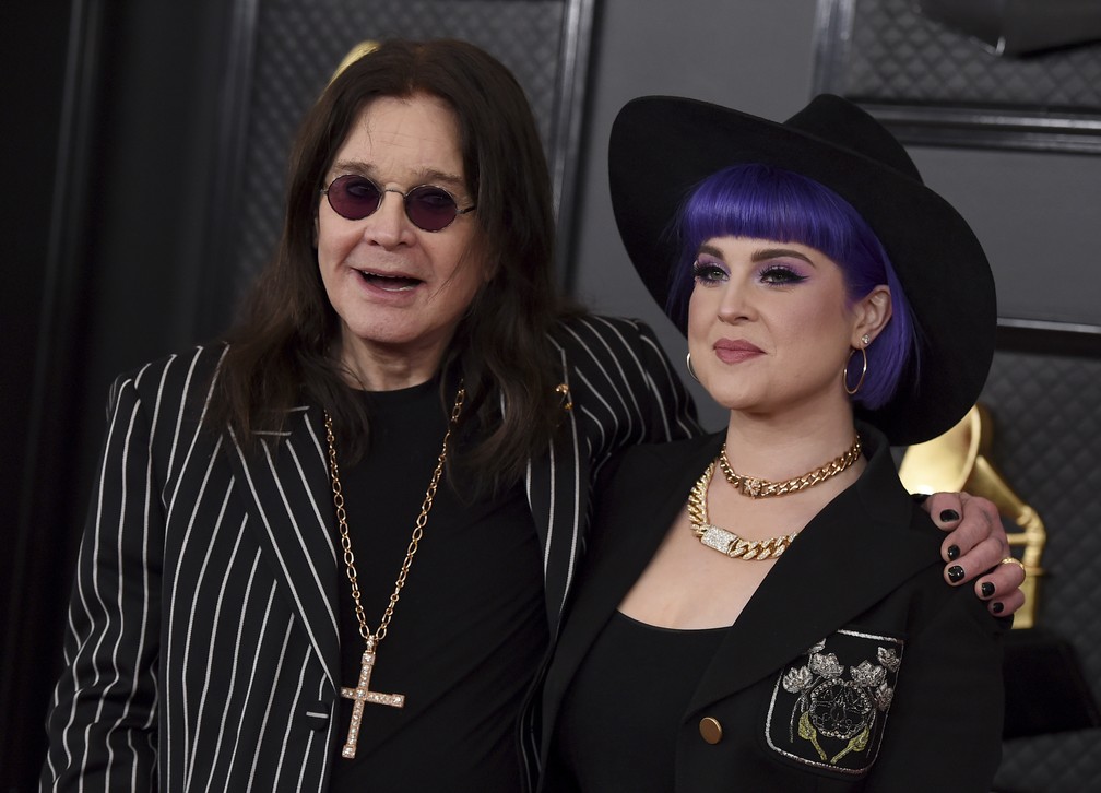 Ozzy Osbourne e sua filha, Kelly, chegam ao Grammy 2020 — Foto: Jordan Strauss/Invision/AP