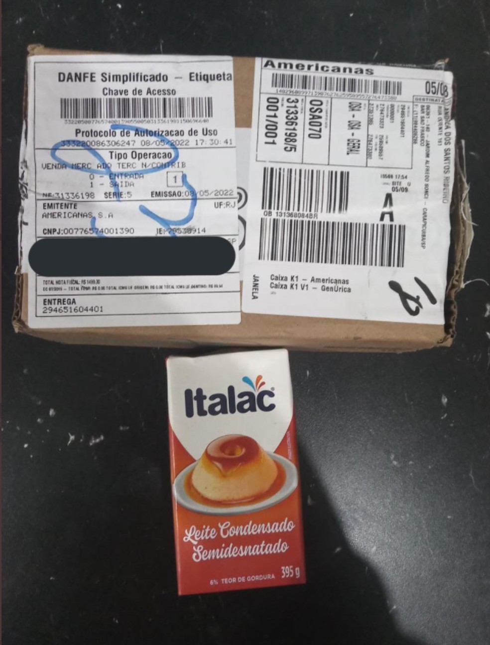 O jovem recebeu uma caixa de leite condensado no lugar do celular — Foto: Reprodução/ Rede Social