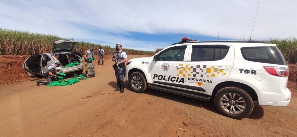 Droga era transportada em um carro que foi abordado em Iepê — Foto: Polícia Rodoviária