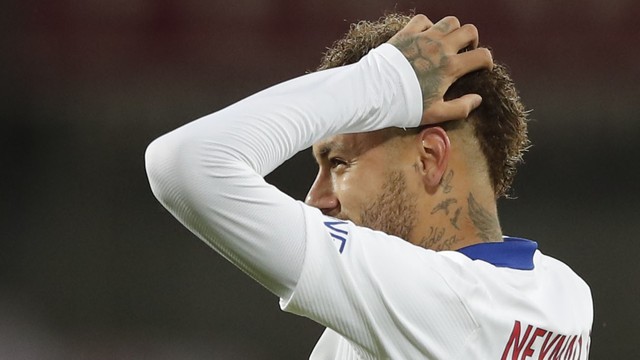 Neymar lamenta o pênalti perdido pelo PSG contra o Brest, na última rodada do Francês