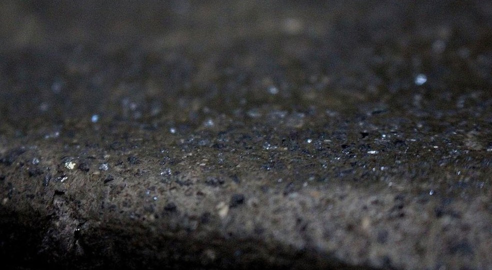 Geólogos locais estimam que existam aproximadamente 72 mil toneladas de diamantes nos muros e prédios da cidade (Foto: Julie Ovgaard /BBC)